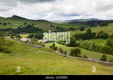 Stainforth Dorf und Ingleborough, in der Nähe von Settle, North Yorkshire Dales Stockfoto