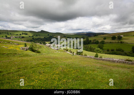 Stainforth Dorf und Ingleborough, in der Nähe von Settle, North Yorkshire Dales Stockfoto