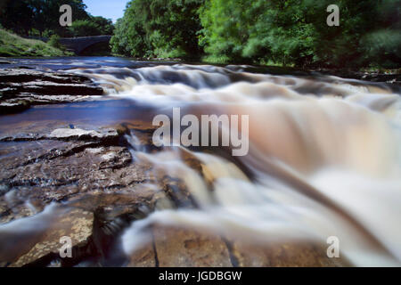 Stainforth Kraft Wasserfälle und Brücke, in der Nähe von Settle, North Yorkshire Dales Stockfoto