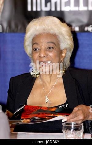 Nichelle Nichols, der Lieutenant Uhura in Star Trek spielte Teilnahme an 2017 Wizard World Comic Con im Pennsylvania Convention Center in Philadelphia, Pennsylvania.  Mitwirkende: Nichelle Nichols wo: Philadelphia, Pennsylvania, Vereinigte Staaten, wann: 3. Juni 2017 Kredit: W.Wade/WENN Stockfoto