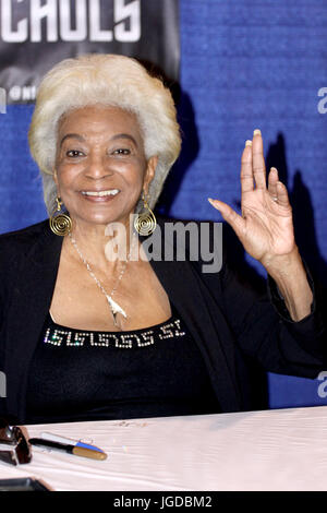 Nichelle Nichols, der Lieutenant Uhura in Star Trek spielte Teilnahme an 2017 Wizard World Comic Con im Pennsylvania Convention Center in Philadelphia, Pennsylvania.  Mitwirkende: Nichelle Nichols wo: Philadelphia, Pennsylvania, Vereinigte Staaten, wann: 3. Juni 2017 Kredit: W.Wade/WENN Stockfoto