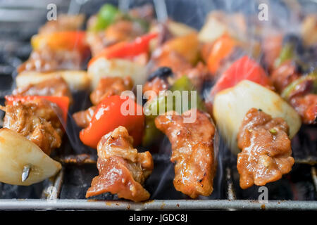 Grillen, aufgespießt Fleisch, Zwiebel, Paprika und Tomaten Stockfoto