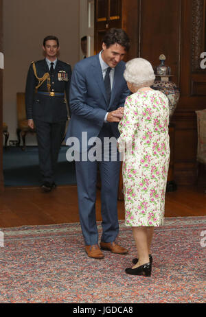 Königin Elizabeth II grüßt der kanadische Premierminister Justin Trudeau während einer Audienz bei dem Palace of Holyroodhouse in Edinburgh. Stockfoto