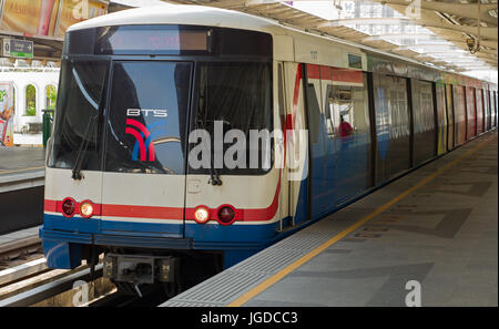 BTS Skytrain Nana Station verlassen in Richtung Mo Chit. Bangkok, Thailand Stockfoto