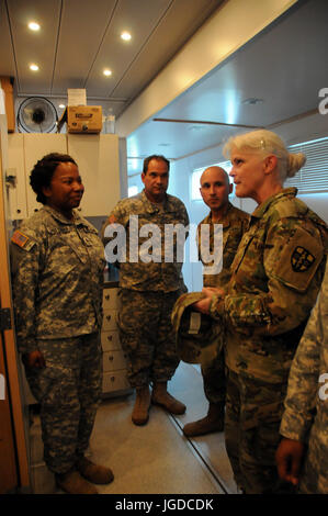 Generalmajor Mary Link, Kommandierender general für Army Reserve Medical Command, Besuche ihre Soldaten, die Bereitstellung von medizinischer Leistungen bei Fred und Anita Bruni Gemeindezentrum in Laredo, Texas.  Etwa 125 US Armee-Reserve-Soldaten arbeiten in Partnerschaft mit dem Texas A & M Colonias Programm zu Webb County unterversorgten Colonias Bevölkerung medizinisch zu versorgen.   Leistungen von Armee-Reserve Personal erfolgen durch das Department of Defense Innovative Readiness Training, eine zivil-militärische-Programm, die für beide Seiten vorteilhafte Partnerschaften zwischen US-Gemeinden und dem DoD baut.  Die mi Stockfoto