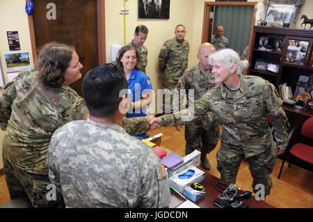 Generalmajor Mary Link, Kommandierender general für Army Reserve Medical Command, Besuche ihre Soldaten, die Bereitstellung von medizinischer Leistungen bei Fred und Anita Bruni Gemeindezentrum in Laredo, Texas.  Etwa 125 US Armee-Reserve-Soldaten arbeiten in Partnerschaft mit dem Texas A & M Colonias Programm zu Webb County unterversorgten Colonias Bevölkerung medizinisch zu versorgen.   Leistungen von Armee-Reserve Personal erfolgen durch das Department of Defense Innovative Readiness Training, eine zivil-militärische-Programm, die für beide Seiten vorteilhafte Partnerschaften zwischen US-Gemeinden und dem DoD baut.  Die mi Stockfoto