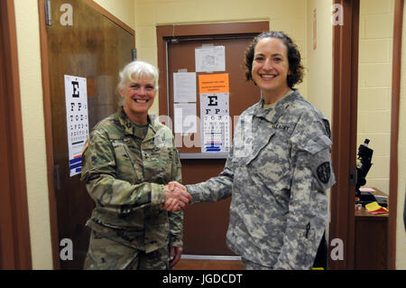 Generalmajor Mary Link, Kommandierender general für Army Reserve Medical Command erkennt Optiker, Capt Trisha Roberts, für ihre harte Arbeit und Engagement für die Versorgung von Bewohnern bei Fred und Anita Bruni Gemeindezentrum befindet sich in Laredo, Texas.  Roberts ist die 7225th Medical Support Unit befindet sich in Greenville, South Carolina zugeordnet und ist eine der rund 125 US Army Reserve-Soldaten, die Arbeiten in Partnerschaft mit dem Texas A & M Colonias Programm zu Webb County unterversorgten Colonias Bevölkerung medizinisch zu versorgen.   Leistungen von Armee-Reserve Personal erfolgen Stockfoto