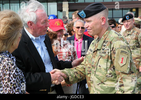 Major General Patrick D. Frank, 1st Infantry Division und Fort Riley handeln Führungskader, schüttelt Hände mit pensionierter Generalleutnant Mike Dodson, Manhattan, Kansas, Stadt Kommissar während ein Sieg mit Ehrungen Zeremonie 27 Juni im Hauptquartier der Division. Frank, der zunächst als stellvertretender Kommandierender general diente, nahm die Verantwortung für die Schauspielerei Führungskader im Oktober 2016 als Hauptsitz der Division eingesetzt. Er geht weiter als die stellvertretender Kommandierender general der Army Cadet Command in Fort Knox, Kentucky dienen. (Tschad L. Simon, 1. inf div. Public Affairs) Stockfoto