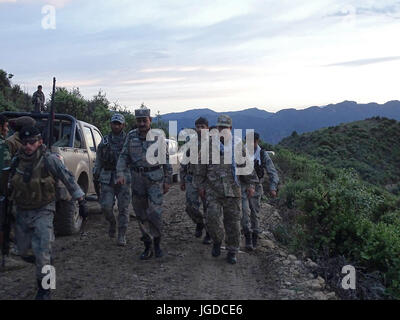 Generalmajor Asadullah Shirzad, (vorne und rechts von der Mitte) Kommandant der 303. Polizei zentrale Zone, Afghanistan nationale Polizei und Major General Raz Mohammad, (vorne und links vom Zentrum, keine Rüstung) Kommandant der afghanischen Grenzpolizei prüft Vorgänge 21 Mai im Stadtteil dund-e-Patan Südosten Afghanistans während des Betriebs zu sicheren Routen durch die Spin Ghar "Weißen Berg" reichen. (Afghanistan National Police Foto bereitgestellt von 303. Polizei Zone PAO.) Stockfoto