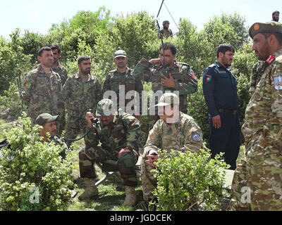 Major General Abdul Wasea Milad, (links sitzende) Kommandant von ANA 203. "Thunder" Corps und Generalmajor Asadullah Shirzad, inspiziert (sitzende rechts) Kommandant der ANP 303rd Polizeizone zentrale Vorgänge 21. Mai in dund-e-Patan Bezirk Südosten Afghanistans während des Betriebs zu sicheren Routen durch die Spin Ghar "Weißen Berg" reichen. (Afghanistan National Police Foto bereitgestellt von 303. Polizei Zone PAO.) Stockfoto