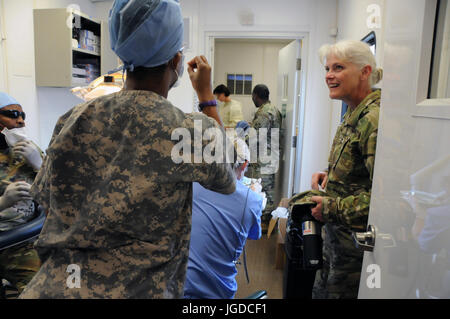 Generalmajor Mary Link, Kommandierender general für Army Reserve Medical Command, Besuche ihre Soldaten die medizinischen Dienstleistungen in El Cenizo Community Center in El Cenizo, Texas.  Etwa 125 US Armee-Reserve-Soldaten arbeiten in Partnerschaft mit dem Texas A & M Colonias Programm zu Webb County unterversorgten Colonias Bevölkerung medizinisch zu versorgen.   Leistungen von Armee-Reserve Personal erfolgen durch das Department of Defense Innovative Readiness Training, eine zivil-militärische-Programm, die für beide Seiten vorteilhafte Partnerschaften zwischen US-Gemeinden und dem DoD baut.  Die Missionen s Stockfoto