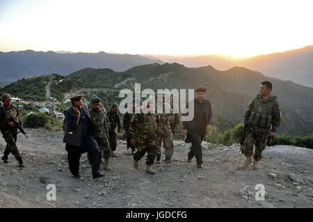 Major General Abdul Wasea Milad, (Foto Mitte) Kommandant von ANA 203. "Thunder" Corps prüft Vorgänge 21. Mai in dund-e-Patan Bezirk Südosten Afghanistans während des Betriebs zu sicheren Routen durch die Spin Ghar "Weißen Berg" reichen. (Afghanistan National Army Foto bereitgestellt von 203. Polizei Zone PAO.) Stockfoto