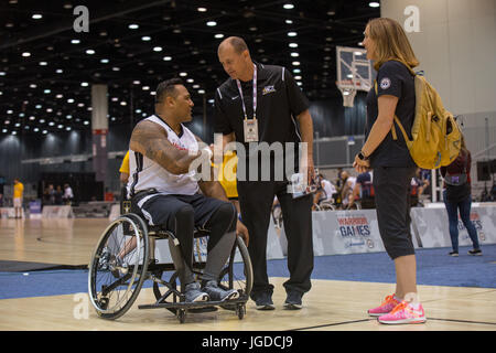 US Armee-Veteran David Iuli von Fredrickson, Washington, ist von Col Matthew St. Laurent, stellvertretender Chef des Stabes nach einer Praxis für das Rollstuhl-Basketball-Wettbewerb für 2017 Department of Defense Krieger Games bei Chicago, Ill., 30. Juni 2017 gratulierte. Die DOD-Krieger-Spiele sind ein jährliches Ereignis, so dass die Verwundeten, Kranken und verletzten Soldat innen und Veteranen im Paralympischen anmutende Sportarten wie Bogenschießen, Radfahren, Feld, schießen, sitzen Volleyball, Schwimmen, verfolgen und Rollstuhl-Basketball. (US Armee-Foto von Genesis Gomez Pfc.) Stockfoto