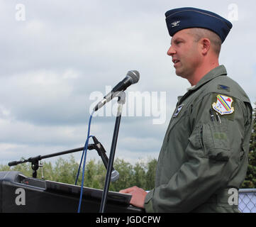 Eielson Air Force Base Oberst Todd Robbins, 354. Kämpfer-Flügel stellvertretender Kommandant, dank die Community für ihre Unterstützung der Bereich Service-Mitglieder 4 Juli vom Deck des historischen S.S. Nenana Raddampfer Steamboat 4. Juli Independence Day-Jahresfeier im Pionierpark in Fairbanks, Alaska. (Foto von Mary M. Rall/U.S. Armee Alaska Public Affairs) Stockfoto