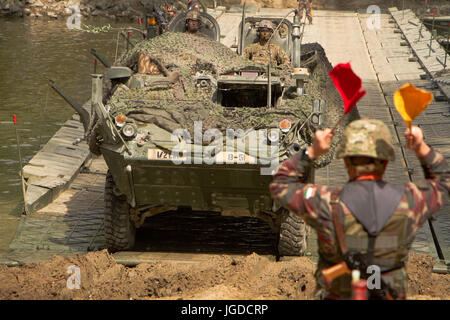 Ein Soldat des 37. Ingenieur-Regiments, ungarische Verteidigungsstreitkräfte, führte am 4. Juli 2017 ein Stryker-Kampffahrzeug, das von der 1. Geschwader, 2. Kavallerie-Regiment, der US-Armee über den Mosoni-Duna Fluss in Gyor, Ungarn, angetrieben wurde. Die nationale Übung, die Teil von Saber Guardian 17 war, konzentrierte sich auf taktische Brückenflüge und Wasserdurchgänge, um Bewegungsfreiheit und gemeinsame Operationen zu ermöglichen. Stockfoto
