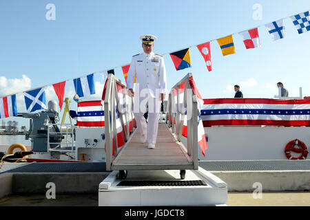 Rear Admiral Dave Callahan, Kommandant, achte Coast Guard District, besucht die Coast Guard Cutter Benjamin Dailey Inbetriebnahme Zeremonie in Pascagoula, Mississippi, 4. Juli 2017. Benjamin Dailey ist der erste schnelle Reaktion Kutter nach Hause im Stadtteil achte Küstenwache portiert. (Foto: U.S. Coast Guard Petty Officer 3rd Class Travis Magee/freigegeben) Stockfoto