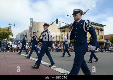 Mitglieder der Küstenwache ziehen am 4. Juli in Alameda, Kalifornien, an einer Parade, bei der zeremonielle Pflichten und das Engagement der Gemeinde vorgestellt werden. Stockfoto