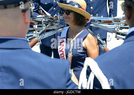 Das Coast Guard Ceremonial Honor Guard Silent Drill Team führt eine Demonstration während des ersten Coast Guard Festivals in Alameda, Kalifornien, durch. Örtliche Beamte beobachten im Rahmen des Festivals, wo sie Präzisionsbohrungen und zeremonielle Fähigkeiten hervorheben. Stockfoto