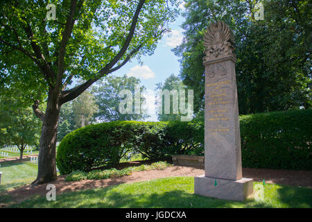 Das Grab von Präsident William Howard Taft wird am ersten Tag des Sommers im Abschnitt 30 des Arlington National Cemetery beobachtet. Der Friedhof erstreckt sich über 651 Hektar und ist die letzte Ruhestätte für mehr als 400.000 aktive Dienstmitglieder, Veteranen und ihre Familien. Stockfoto