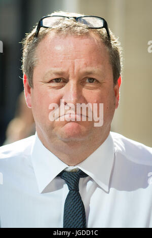 Newcastle United Besitzer und Sports Direct Chef Mike Ashley der High Court in London verlässt, wo er einem Richter, dass sagte, ein Finanz-Experte, der auf einen £ 15 Millionen-Deal schlug während einer Nacht des schweren Trinkens in einer Kneipe sagt er gebrochen ist "Unsinn" zu reden. Stockfoto