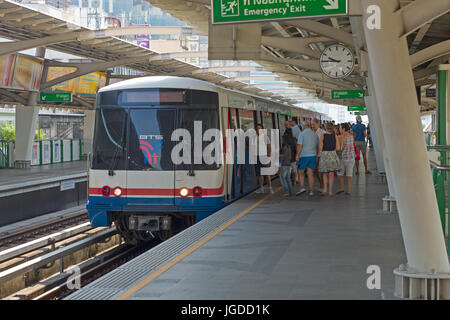 Passagiere an Bord BTS Skytrain Nana Station Richtung Mo Chit. Bangkok, Thailand Stockfoto