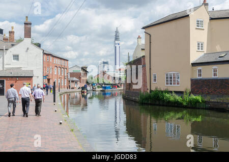 Narrowboats auf dem Kanal läuft durch Birmingham am Brindley Place Stockfoto