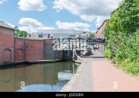 Leinpfad am Kanal läuft durch Birmingham am Brindley Place Stockfoto