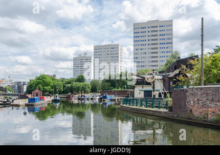 Narrowboats auf dem Kanal durch Birmingham am Brindley-Place mit high-Rise Wohnblöcke im Hintergrund laufen Stockfoto