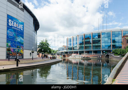 Das Sea Life Centre und Barclaycard Arena durch den Kanal durch Birmingham am Brindley Place Stockfoto