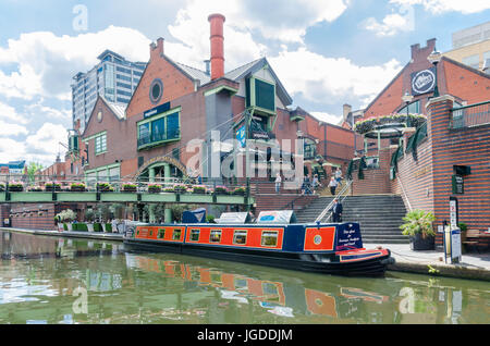 Narrowboats auf dem Kanal läuft durch Birmingham am Brindley Place Stockfoto