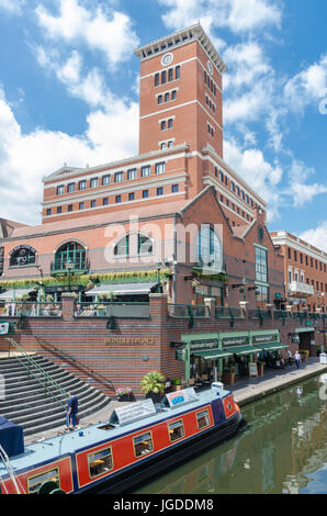 Narrowboats auf dem Kanal läuft durch Birmingham am Brindley Place Stockfoto