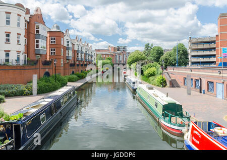 Narrowboats auf dem Kanal läuft durch Birmingham am Brindley Place Stockfoto