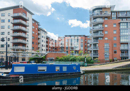 City Centre Apartments am Kanal läuft durch Birmingham am Brindley Place Stockfoto