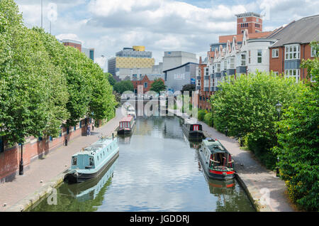 Narrowboats auf dem Kanal läuft durch Birmingham am Brindley Place Stockfoto