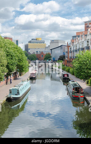 Narrowboats auf dem Kanal läuft durch Birmingham am Brindley Place Stockfoto