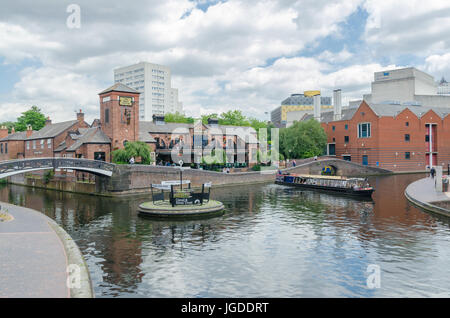 Narrowboats auf dem Kanal läuft durch Birmingham am Brindley Place Stockfoto