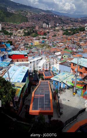 17. Dezember 2014, MEDELLIN, Kolumbien - repräsentieren Medellin Rolltreppen in den Armen Comuna 13 die Transformation, die die Stadt von den meisten erlebt hat Stockfoto