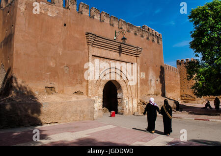 Afrika, Marokko, Taroudannt, verschleierte Muslimin zu Fuß durch Bogen in der alten Stadtmauer. Stockfoto