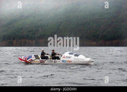 Ein Ozean-Ruderboot in der Erprobung auf Loch Lochy in der Nähe von Fort William, Schottland. Stockfoto