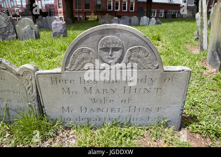 geflügelter Putto Schnitzen auf Grabsteinen Copps Hill burying Ground Boston USA Stockfoto