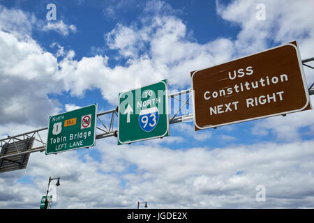 Autobahn Zeichen gegen blauen Wolkenhimmel für Norden uns 1 Tobin Bridge Norden interstate 93 und uss Verfassung Boston USA Stockfoto