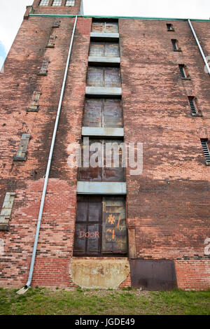 Metalltüren auf Hoosac speichert alte Ziegel Wolle Lager Charlestown Navy Yard Boston USA Stockfoto