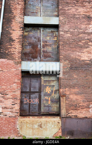 Alte industrielle Backstein-Lagerhalle heruntergekommen Zustand