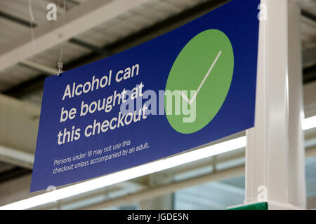 Alkohol kann bei dieser Kasse Anmelden einen Tesco-Supermarkt gekauft werden Stockfoto