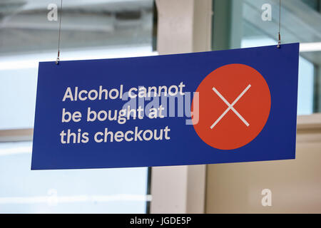 Alkohol kann nicht an dieser Kasse Anmelden einen Tesco-Supermarkt gekauft werden Stockfoto