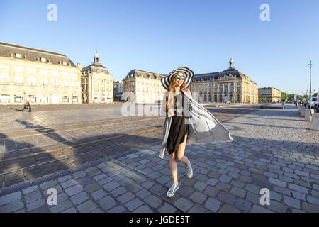 Frau in Bordeaux Stadt reisen Stockfoto