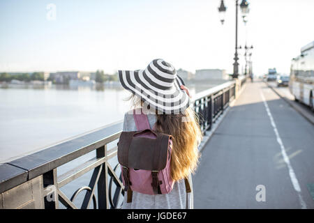 Frau in Bordeaux Stadt reisen Stockfoto