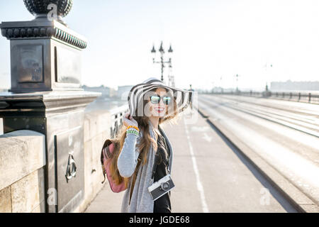 Frau in Bordeaux Stadt reisen Stockfoto