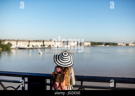 Frau in Bordeaux Stadt reisen Stockfoto