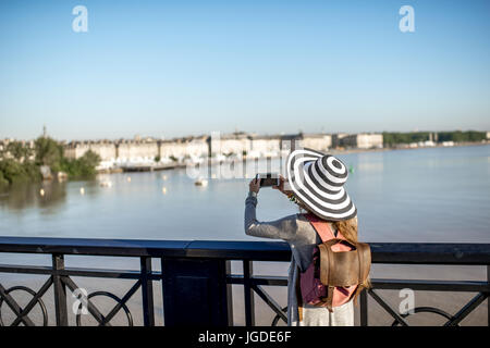 Frau in Bordeaux Stadt reisen Stockfoto